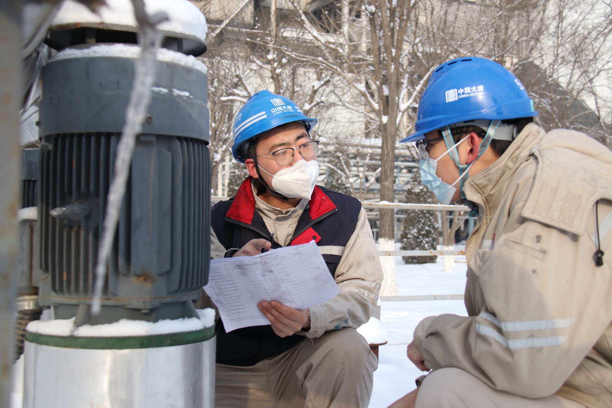 3.圖為盤山發(fā)電公司職工對室外設(shè)備進行巡檢，保障設(shè)備安全穩(wěn)定供電供熱.jpg