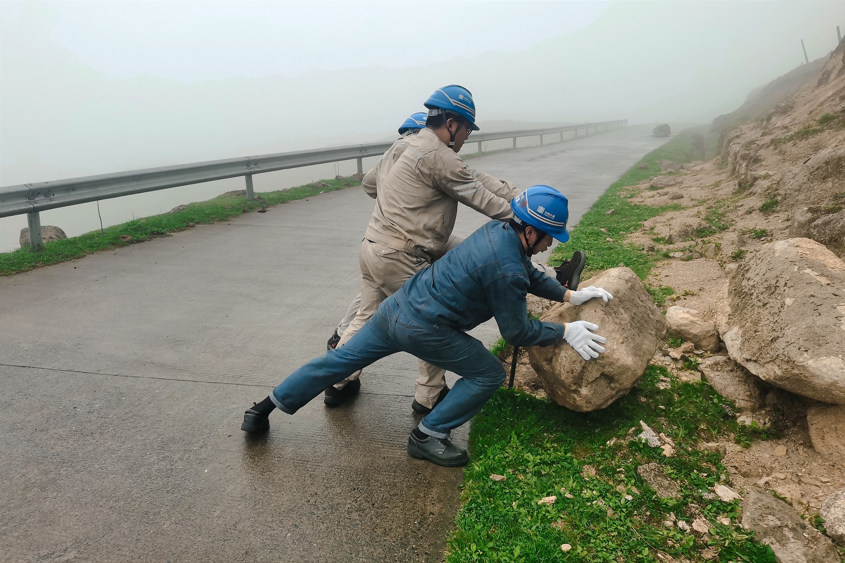 風(fēng)電場(chǎng)清理山路滾石路障.jpg